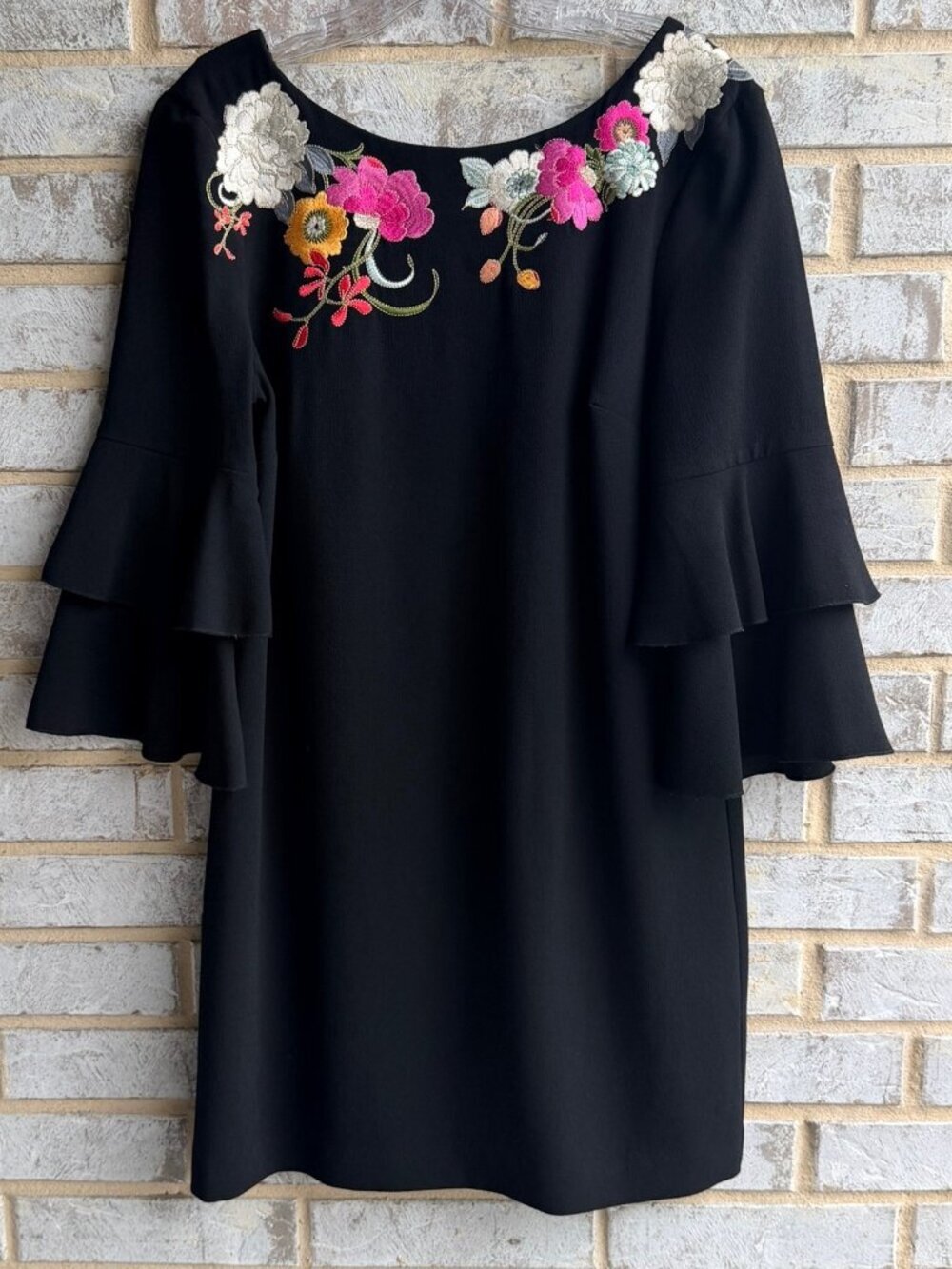 Trina Turk 3/4 Bell Sleeve Floral Embroidered V-Neck Back Sheath Dress Size 8